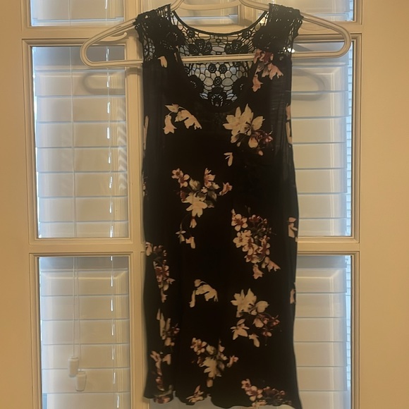 Two dressy tank tops, and a duster - Picture 3 of 3